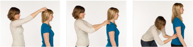 Foto: una donna massaggia la schiena, la testa e la nuca di un'altra