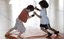Due bambini lottano su un tappeto