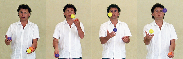 Sequenza di immagini: un artista lancia tre palline in aria e le riprende