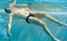 Bild: Ein Jugendlicher schwebt an der Wasseroberfläche ohne sich zu bewegen.