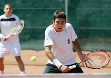 Deux joueurs de double en pleine action.