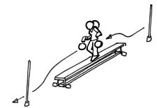 Bild: Schülerin balanciert mit zwei Bällen prellend über Langbank