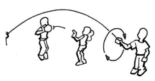 Bild: zwei Schüler springen im Schwungseil und passen sich einen Ball