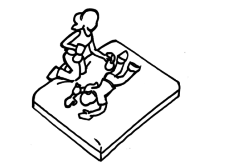 Bild: Kind liegt vorlinks auf einer Matte, Lehrperson legt Gewichte auf Körperteile