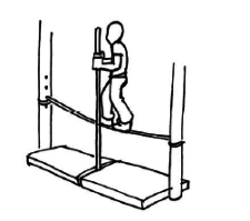 Bild: Person balanciert auf einem Seil, welches zwischen zwei Reckstangen befestigt ist. Dabei hällt sie sich an einem Stab fest.