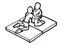 Dessin: Deux élèves se battent au sol sur des petits tapis.