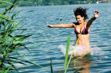 Una donna salta in mezzo al lago