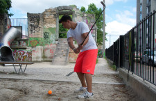 Un giovane prima del lancio di una pallina con un bastone da golf