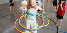 Una ragazzina mentre fa l'hula hoop