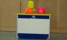 Des objets sont placés sur un caisson.