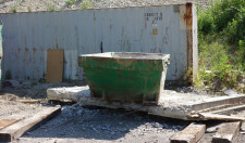 Photo d'un container devant un mur.