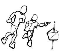 Bild: Ein Kind und eine erwachsene Person laufen einen OL-Posten an.