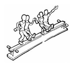 Bild: Vier Kinder balancieren auf der Langbankkante.