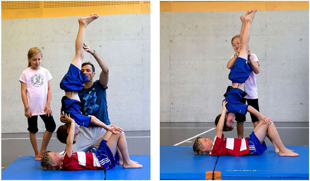 Deux photos: sur la première, l'enseignant aide un enfant lors de l'exécution d'un appui renversé sur un camarade; sur la seconde, c'est un troisième enfant qui se charge de l'aide.