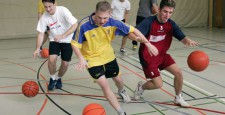 Des élèves jouent au basketball.
