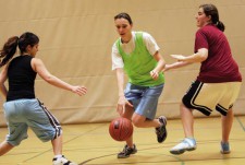 Drei Schülerinnen beim Basketball-Spiel.