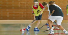 Dessin: Des élèves jouent au unihockey