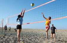 Dessin: Les élèves jouent au beach volleyball