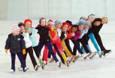 Un gruppo di bambini è in posa sul ghiaccio 