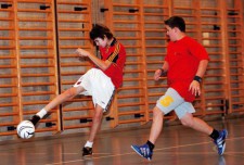 Deux élèves jouent au futsal.