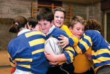 Eine Gruppe von Jugendlichen beim Gedränge im Rugby.