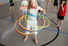 Una ragazza esegue l'hula hop con diversi cerchi