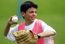 L'élève lance sa balle de baseball.