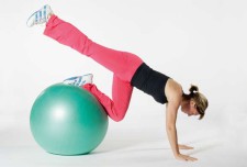Una ragazza esegue un esercizio su una swissball