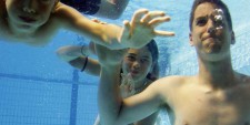 Les élèves font des exercices sous l'eau.