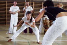 Deux athlètes pratiquent la capoeira.