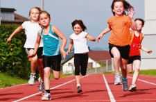 Dei bambini corrono su una pista di atletica leggera
