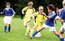 Due squadre di bambini giocano a calcio