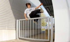 Un adolescent saute par-dessus une barrière