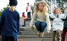 Una bambina salta davanti ad una scalinata