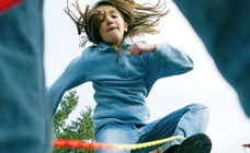 Un bambino salta un elastico