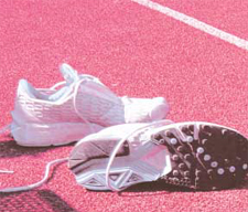 Des chaussures de sport dames sont posées sur une piste d'athlétisme.