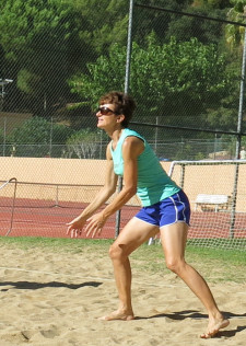 Foto: una giocatrice su un campo di netzball sulla sabbia