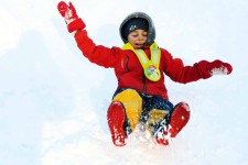 Giochi all’aperto – Nella neve: Discesa in slitta