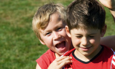 Due bambini guardano sorridenti nell'obbiettivo dell'apparecchio fotografico