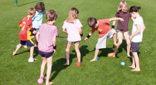 Un groupe d'enfants joue avec un ballon rempli d'eau.
