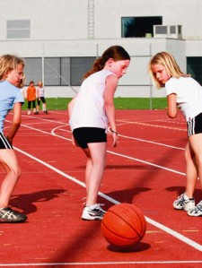 Photo: trois filles sont prêtes à courir.