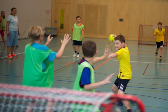 Un gruppo di bambini gioca a street handball