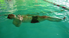 Ein behindertes in Rückenlage im Wasser.