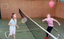 Mädchen mit und ohne Handicap beim Badminton-Spiel