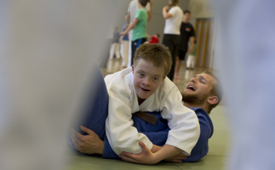 Sport und Behinderung: Jugendlicher mit Trisomie 21 legt seinen Judo-Lehrer auf den Boden.