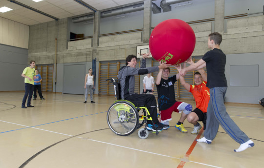 Foto: Jugendliche mit und ohne Behinderung beim Kin-Ball spielen.