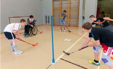 Jugendliche ohne und mit Behinderung beim Unihockey-Spiel
