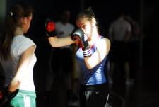 Zwei junge Boxerinnen bei einer Sensibilisierungsübung.
