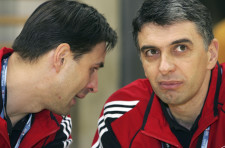 Deux sportifs discutent ensemble.
