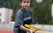 Ein Junge jongliert einen Unihockeyball auf einem Unihockeyschläger.